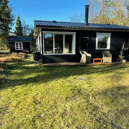 Black Wooden House Close To The Water Casa vacanze Hals